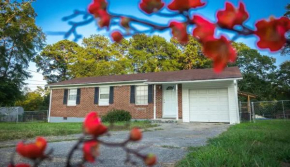King Size Comfort and Space with Big Backyard Near Airport